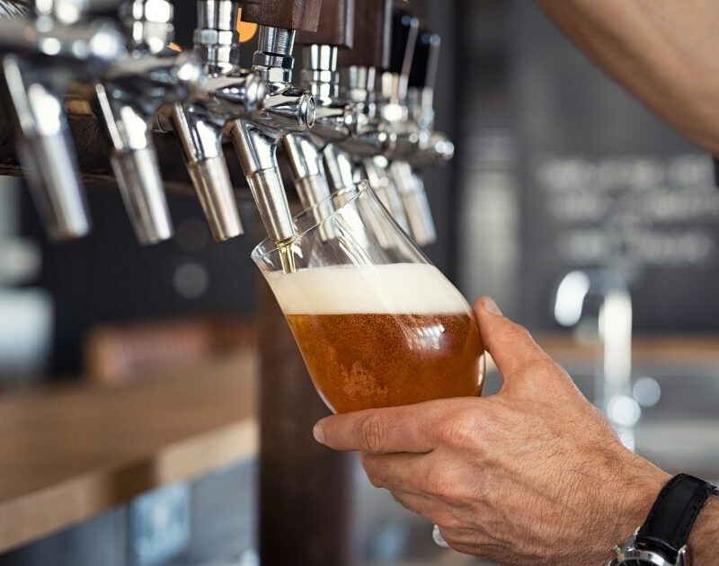 pour draft beer